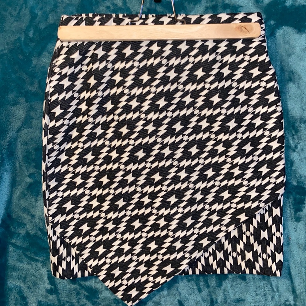 BUNDLE DISCOUNTS! XS H&M ladies black and cream skirt elastic waist asymmetrical
